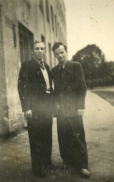 KKE 4143-56.jpg - Czasy Studenckie. Przed akademikiem, od lewej: Bolesław Szczuka z pracownikiem administracyjnym, Toruń.